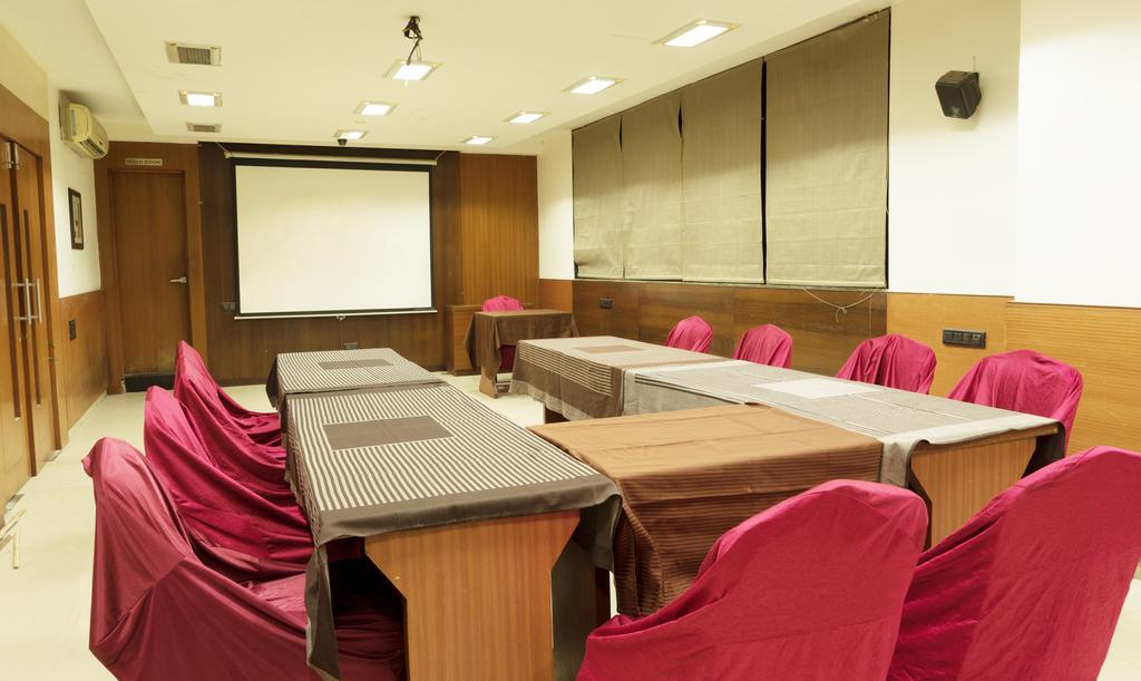 Capital O 15537 Dev Corporate Hotel Ahmedabad Exterior photo