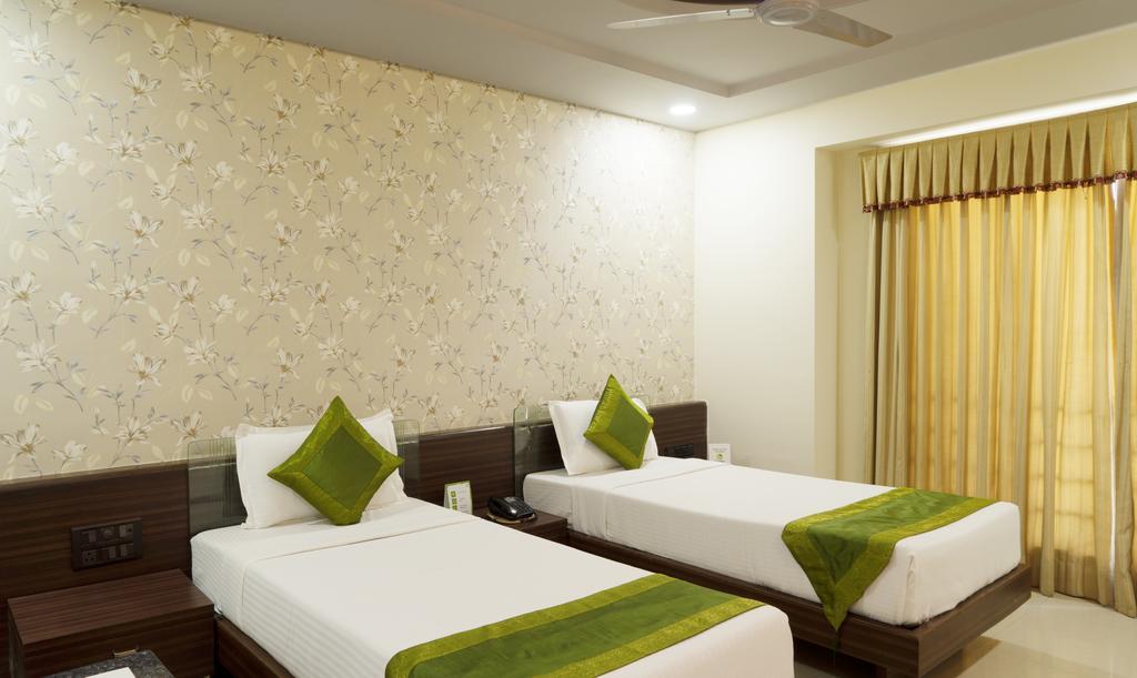 Capital O 15537 Dev Corporate Hotel Ahmedabad Exterior photo